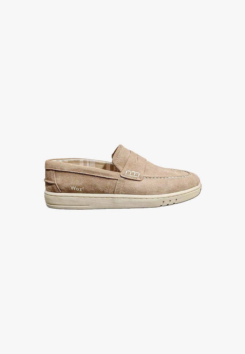 Scarpa slip-on in suede beige con una texture liscia, caratterizzata da un design cucito e una suola in gomma bianca, etichettata con "Woz" sul lato.