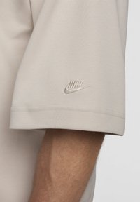 Nike Sportswear TECH FLEECE - Pamata T-krekls - lt orewood brn