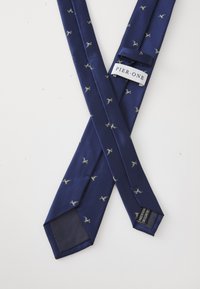 Cravate en soie bleu marine avec une texture en relief et de petits motifs d'oiseaux en or et bleu, portant une étiquette indiquant "PIER ONE."