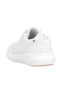 Weiße Sneaker mit einem glatten Lederoberteil, runder Zehenpartie, durchbrochenen Details an der Seite und einer dicken weißen Sohle mit einer hellbraunen Außensohle.