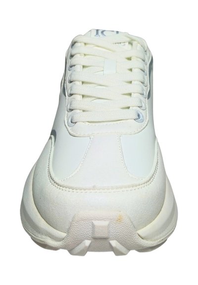 Baskets de sport blanches avec semelle en caoutchouc texturée, lacets blancs et dessus lisse, vues de face sur fond blanc.