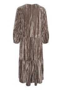 Brun sammet midi klänning med långa puffärmar och lager-på-lager kjol, visad bakifrån mot vit bakgrund.