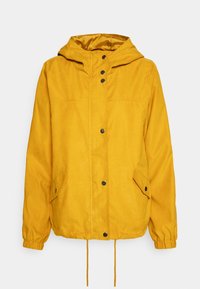 Żółta kurtka z kapturem o matowym wykończeniu, z guzikami z przodu, elastycznymi mankietami i bocznymi kieszeniami. Posiada ściągacz ze sznurkiem u dołu.