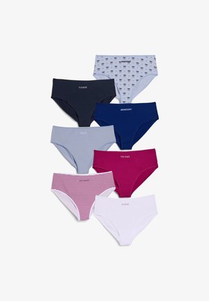 Ensemble de sept culottes pour femmes dans des couleurs variées : bleu clair, bleu marine, rose, blanc et rayé. Chacune a le jour de la semaine imprimé sur la ceinture.