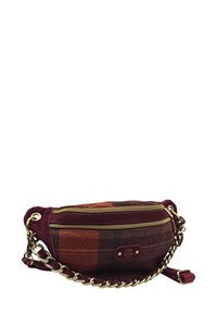 Sac en tissu écossais dans des nuances de rouge et d'orange avec une fermeture éclair en or, portant une bandoulière en chaîne métallique et des accents en cuir. Étiquette de marque visible.