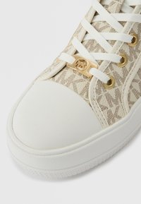 MICHAEL Michael Kors EVY - Kõrge servaga tossud - vanilla