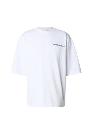 Valkoinen puuvillainen T-paita, jossa rento istuvuus, pyöreä pääntie ja lyhyet hihat. Edessä mustalla painettu teksti "THE PROVOKE CLUB".