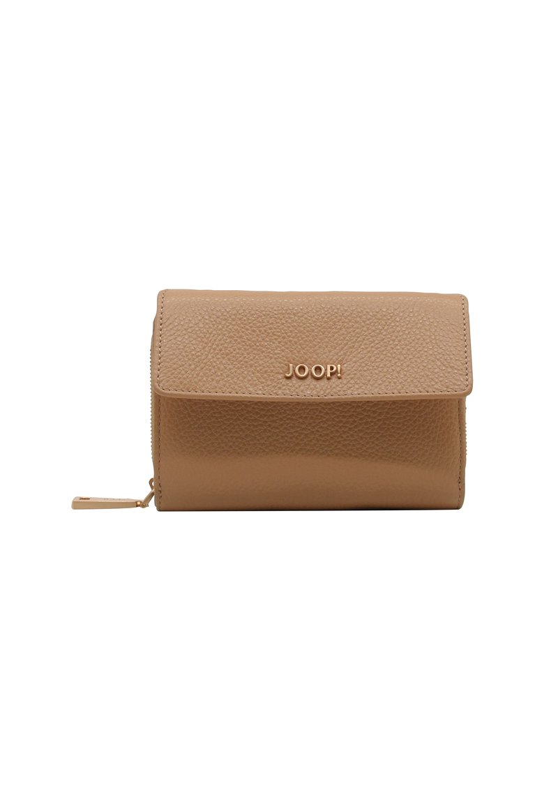 Billetera de cuero color tan con un acabado texturizado, que presenta un cierre de solapa y un acento de logo dorado en la parte frontal. Forma rectangular compacta.