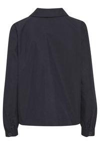 Giacca blu navy con colletto, maniche lunghe e polsini con bottoni. Realizzata in materiale liscio con un design semplice e minimalista.