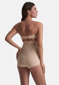 Shapewear beige senza spalline, tessuto liscio, vita alta, taglio a metà coscia, presenta chiusura a gancio e occhiello sul retro, design senza cuciture.