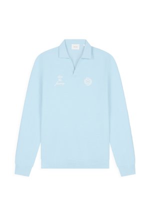 Lichtblauw poloshirt met lange mouwen, gemaakt van een textuurrijke stof, met geribbelde manchetten en zoom. Heeft witte geborduurde tekst en een logo op de borst.