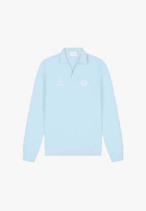 Lichtblauw poloshirt met lange mouwen, gemaakt van een textuurrijke stof, met geribbelde manchetten en zoom. Heeft witte geborduurde tekst en een logo op de borst.
