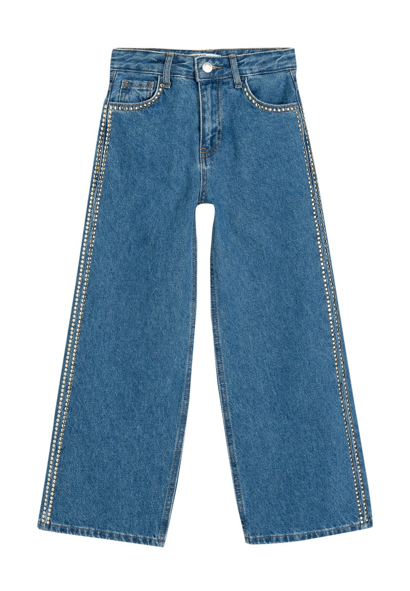Jeans de mezclilla azul de pierna ancha con cintura alta, con remaches decorativos plateados a lo largo de las costuras laterales y bolsillos frontales clásicos.