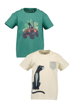 Twee korte mouwen T-shirts voor kinderen: groen met een zwarte panter in een oranje jeep en beige met een grote zwarte panterafbeelding en een grijze borstzak.