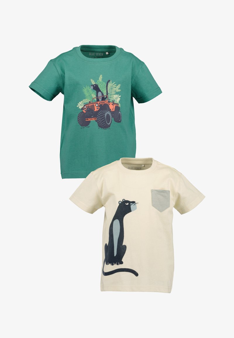 Deux t-shirts à manches courtes pour enfants : un vert avec une panthère noire dans une jeep orange et un beige avec un grand motif de panthère noire et une poche poitrine grise.