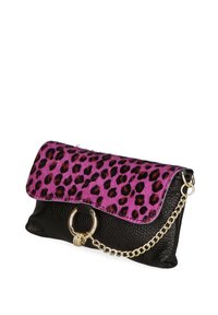 Borsa a mano con corpo in pelle nera e una patta con stampa leopardata rosa. Presenta una tracolla in catena dorata e un dettaglio in anello di metallo dorato.