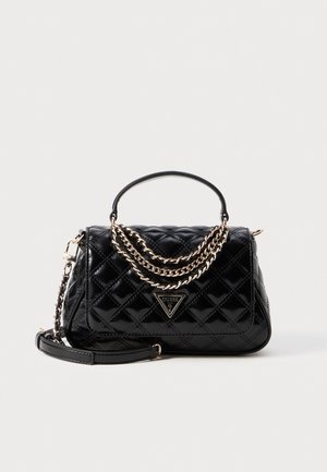 Bolso de cuero negro acolchado con detalles en cadena dorada, asa superior y logotipo triangular de Guess en la solapa frontal.