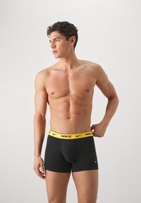 Nike Underwear TRUNK 3 PACK - Boxerbriefs - black/orange/yellow/grey