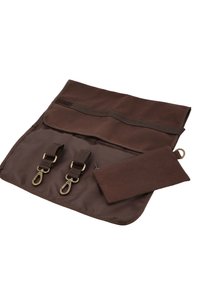 Bruine stoffen organizer met twee metalen clipbandjes en een bijpassend ritszakje bevestigd aan een kleine ring aan de zijkant.