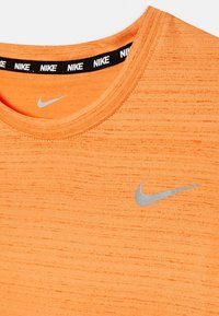 Nike Performance MILER UNISEX - T-shirt desportiva - orange trance
