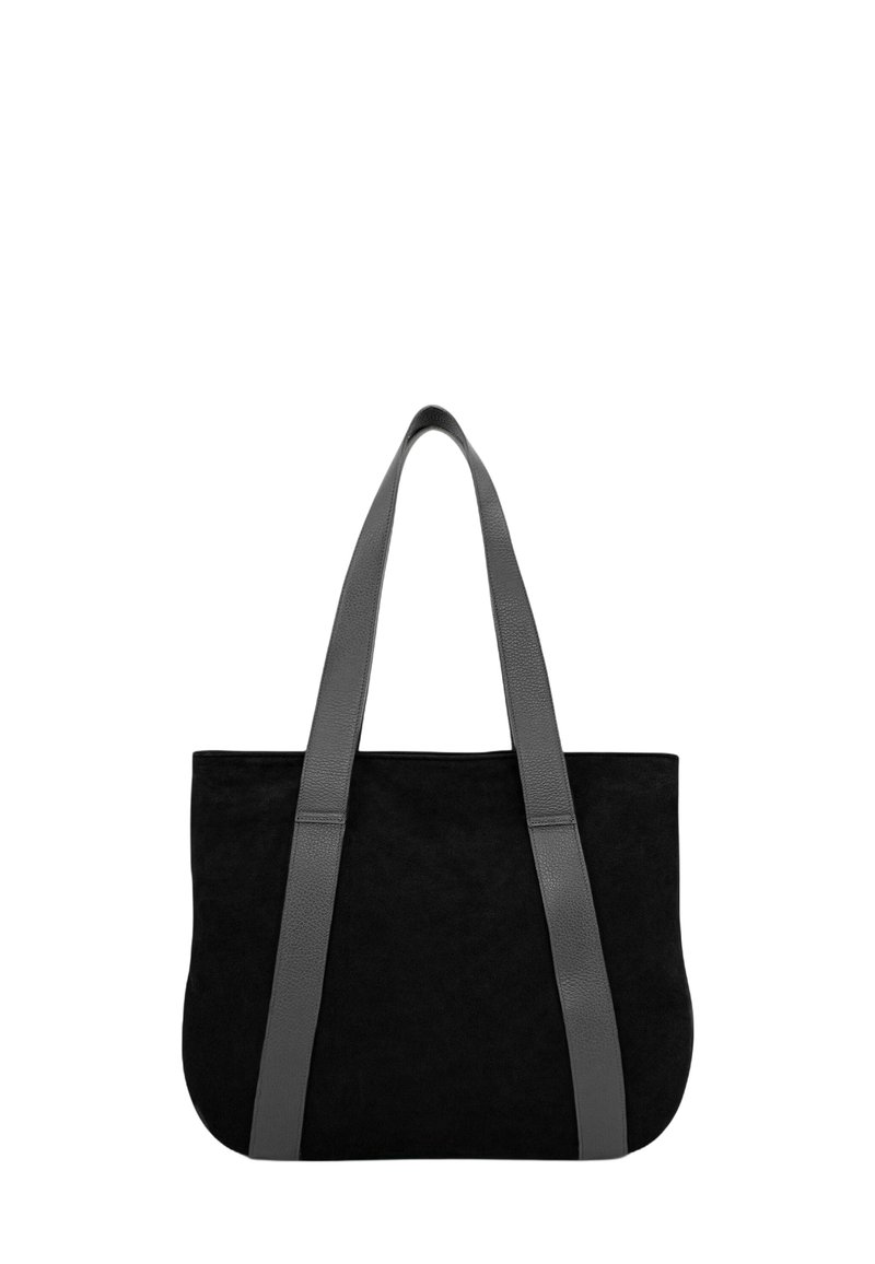 Sac fourre-tout en daim noir avec poignées en cuir gris ; présente une forme plate et spacieuse ainsi qu'un design minimaliste, adapté à un usage quotidien.