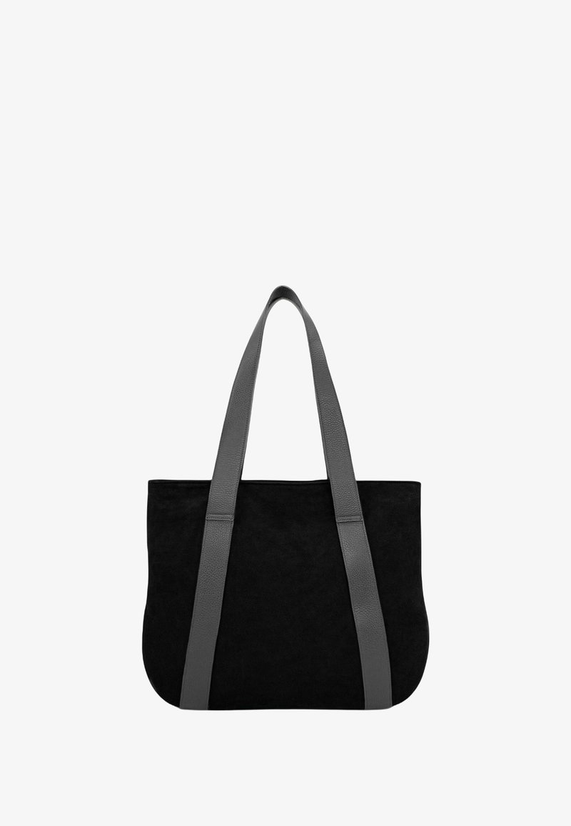 Sac fourre-tout en daim noir avec poignées en cuir gris ; présente une forme plate et spacieuse ainsi qu'un design minimaliste, adapté à un usage quotidien.