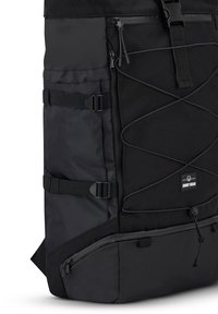 Fekete hátizsák tartós nylon anyagból, cipzáras rekeszekkel, webbing hevederekkel és bungee zsinóros kialakítással a további tárolási lehetőségek érdekében.