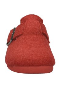 Pantoufle en feutre rouge avec un bout arrondi, bande réglable dotée d'une bouclerie en métal, texture douce et semelle de couleur unie.