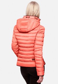 Gevoerde winterjas in een heldere koraalkleur, met een capuchon, gestikte details en een lichte glans. Bevat een zwart label aan de zoom.