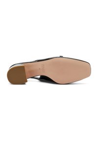 Scarpa nera con tacco alto, punta affilata e finitura in pelle lucida, con suola di colore nudo e branding discreto sulla suola.