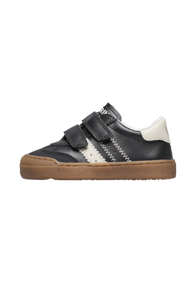 Sneaker in pelle nera con dettagli bianchi, strap in Velcro e suola in gomma color tan, caratterizzato da un design zigzag cucito lungo i lati.