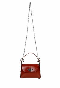 Petit sac à main en cuir rouge avec une finition brillante, doté d'une poignée supérieure et d'une bandoulière en chaîne. Orné d'un emblème métallique en forme d'abeille.