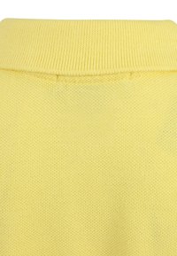 Gul stickad tröja med ribbat krage och fin textur, som visar upp ett mjukt, lätt tyg med jämn sömnad.