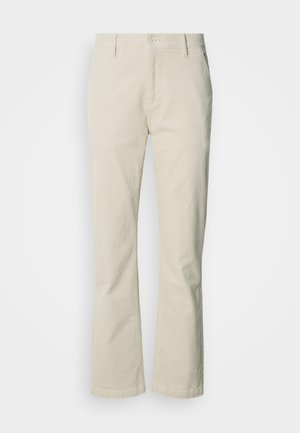 Pantalones de pana beige con diseño de pierna recta, cierre frontal con botones, dos bolsillos laterales y textura suave.