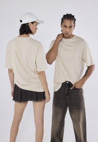 YOURTURN UNISEX 3 PACK BASIC OVERSIZED T-SHIRT - T-shirt basique - dark brown/off-white/dark grey