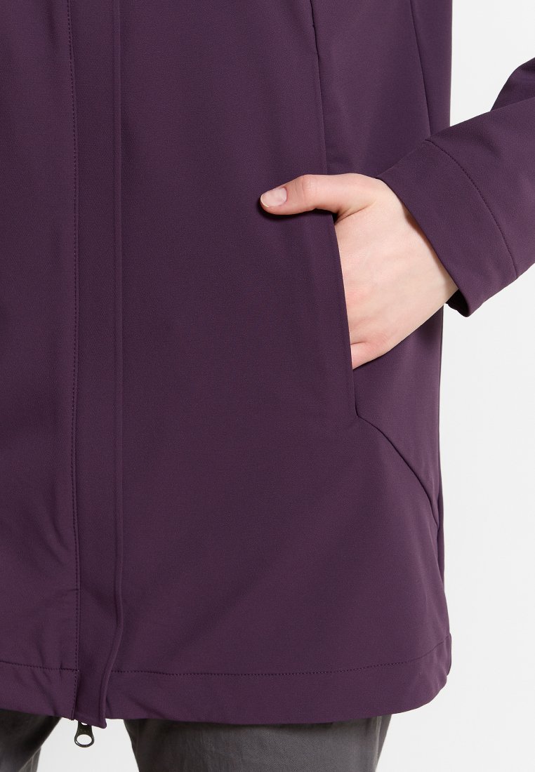 Giacca leggera viola con una texture liscia, chiusura con zip e tasche laterali. Presenta una vestibilità su misura e linee pulite per un design moderno.