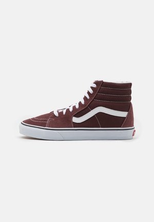 Højtop maroon sneaker med hvide snørebånd, hvid sidestribe, polstret krave og hvid gummisål på ensfarvet baggrund.