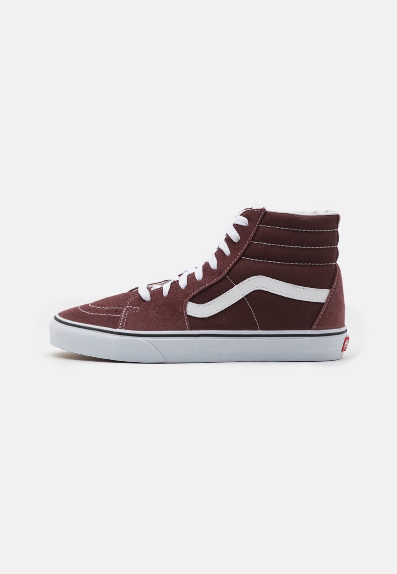 Basket montante bordeaux avec lacets blancs, bande latérale blanche, col rembourré et semelle en caoutchouc blanche sur fond uni.