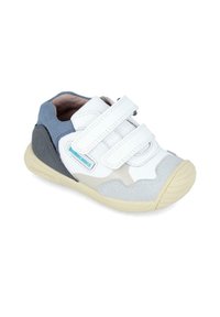 Sneaker bianco e grigio con cinturini in Velcro, dettagli in camoscio, punta arrotondata e suola in gomma testurizzata. Presenta un logo blu sul lato.