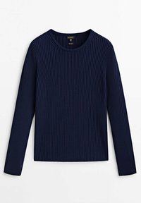 Haut bleu marine à manches longues côtelé avec col rond, ourlet droit et silhouette ajustée sur fond blanc.