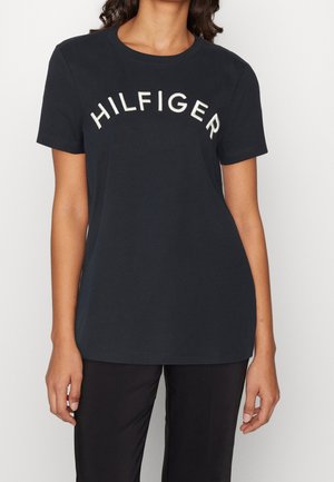 Černé bavlněné tričko s krátkým rukávem a klasickým kulatým výstřihem, s nápisem "HILFIGER" vyšitým v kontrastní bílé barvě na hrudi.