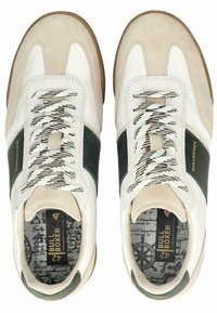 Bílé a zelené sportovní boty s semišovými a koženými materiály, texturované šněrování a vzorovaná vložka. Na straně jsou značkování.