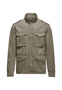 Giubbotto in cotone verde militare con colletto alto, zip frontale e due ampie tasche sul petto. Progettato con una texture liscia e cuciture minime.