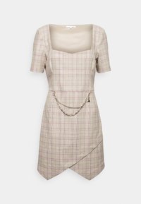 Beżowa sukienka w kratkę z purpurowymi akcentami. Krótkie rękawy, kwadratowy dekolt i asymetryczny dół. Posiada metalowy detal łańcucha w talii.