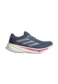 Blauwe sportschoen met een bovenwerk van mesh, metallic zilveren accenten en een multicolore zool met roze en munt groene elementen.