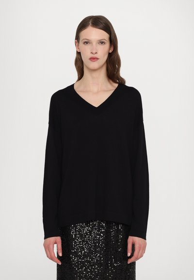 Pull noir à col en V avec des manches longues, coupe décontractée, fabriqué en tissu doux. Présente des lignes épurées et un design minimaliste.