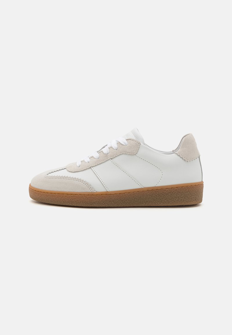 Hvite lær sneakers med beige semsket lær detaljer, teksturert tunge og gummisåle. Har hvite lisser og subtilt broderte detaljer.