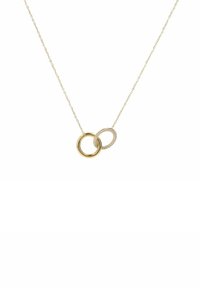 Collana color oro con due anelli intrecciati; uno liscio e circolare, l'altro incastonato con gemme trasparenti, su una delicata catena.