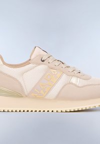 Beżowo-kremowy sneaker na sznurowadła z panelami z siateczki i zamszu, z bieżnikowaną podeszwą i logo "NAPAPIJRI" po boku.