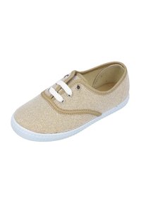 Zapatilla de malla beige con cordones blancos, punta redonda y suela de goma blanca texturizada. Incluye ojales pequeños para ventilación y acentos de costura.